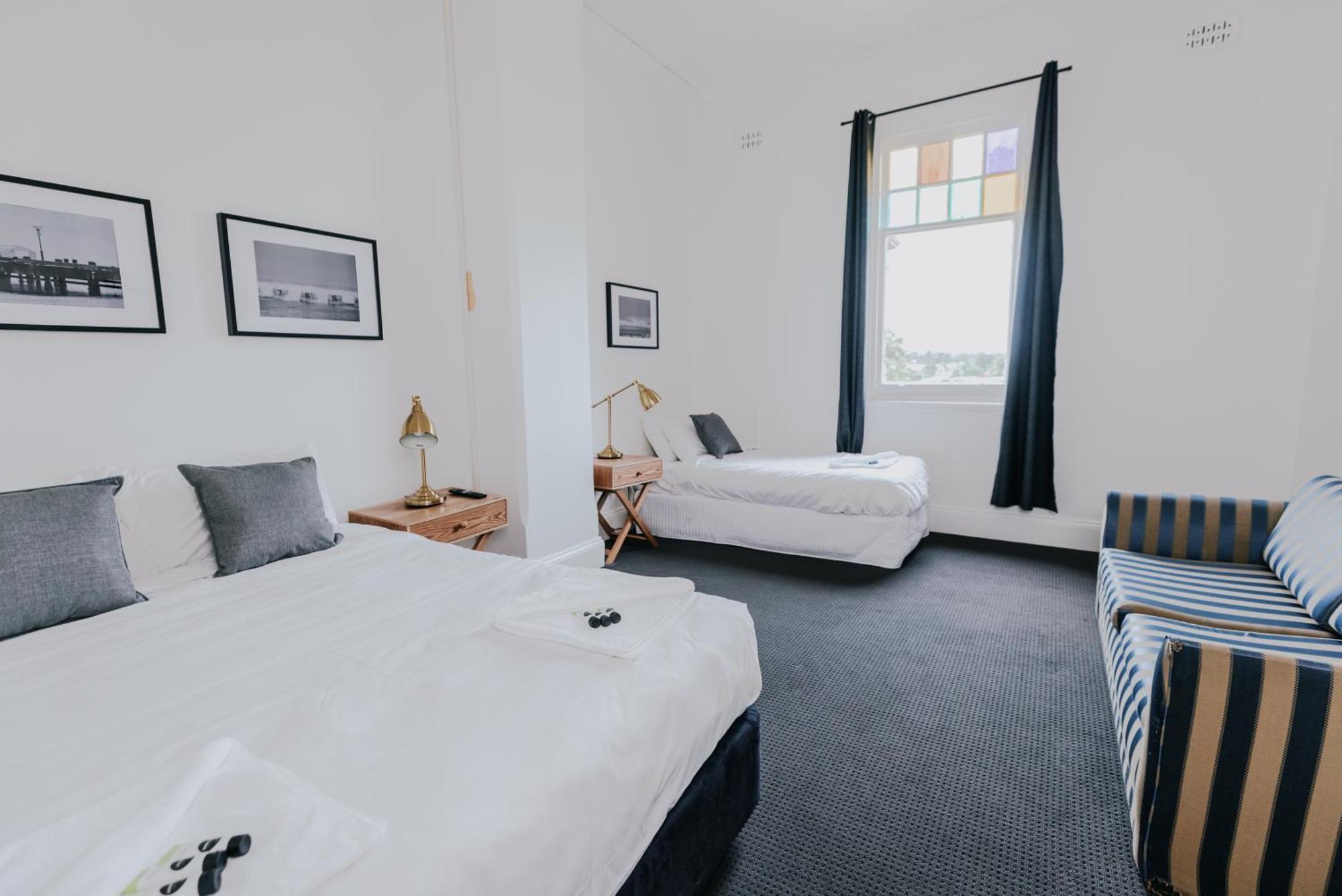 Holmesville Hotel Room photo